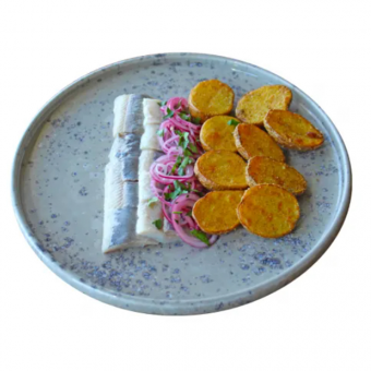 Оселедець з маринованою цибулею та картоплею